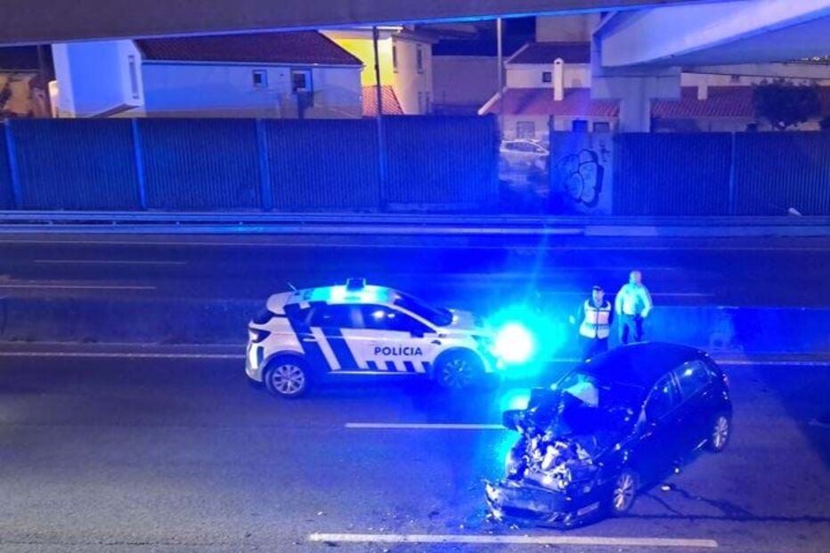 Polícia e civil feridos em colisão no IC19	