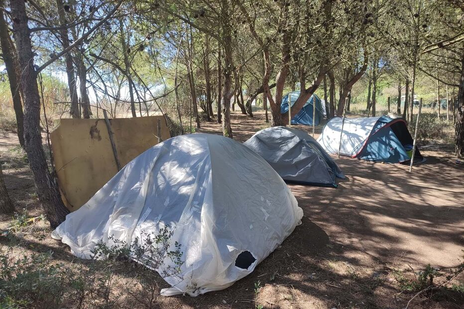 Várias pessoas vivem agora em tendas na QUinta dos Ingles, perto da praia de Carcavelos
