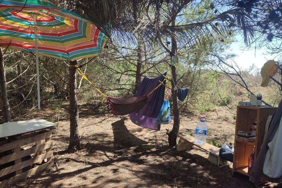 Várias pessoas vivem agora em tendas na QUinta dos Ingles, perto da praia de Carcavelos