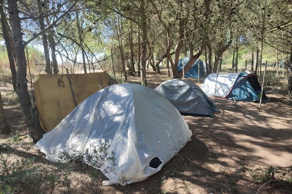Várias pessoas vivem agora em tendas na QUinta dos Ingles, perto da praia de Carcavelos