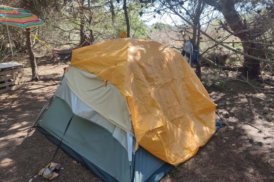 Várias pessoas vivem agora em tendas na QUinta dos Ingles, perto da praia de Carcavelos