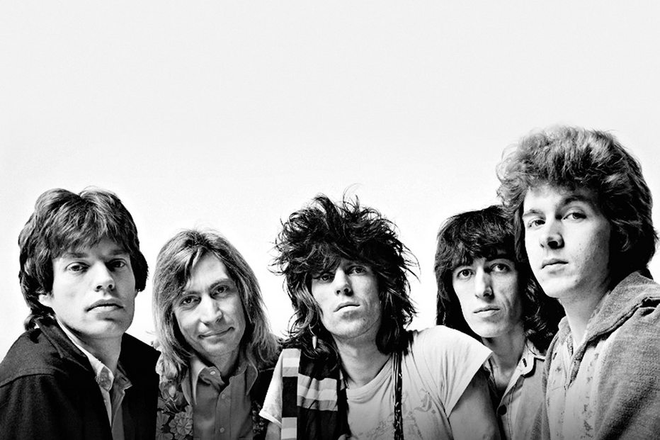 ROLLING STONES EM 1973: Mick Jagger (30 anos, voz, guitarra, harmónica); Charlie Watts (31, bateria/morreu em 2021), Keith Richards (29, guitarra), Bill Wyman (36, baixo/deixou a banda em 1993) e Mick Taylor (24, guitarra/saiu em 1974)