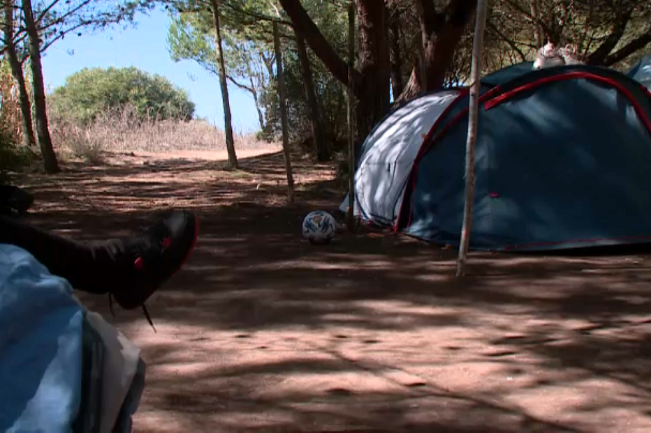 Nove famílias a viver em tendas em Carcavelos sem solução à vista