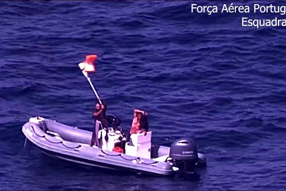 Força Aérea vê lancha à deriva a 18 km e salva dois náufragos
