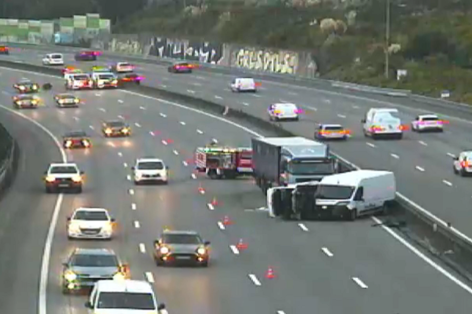 Capotamento de carrinha provoca um ferido na A3 na Maia