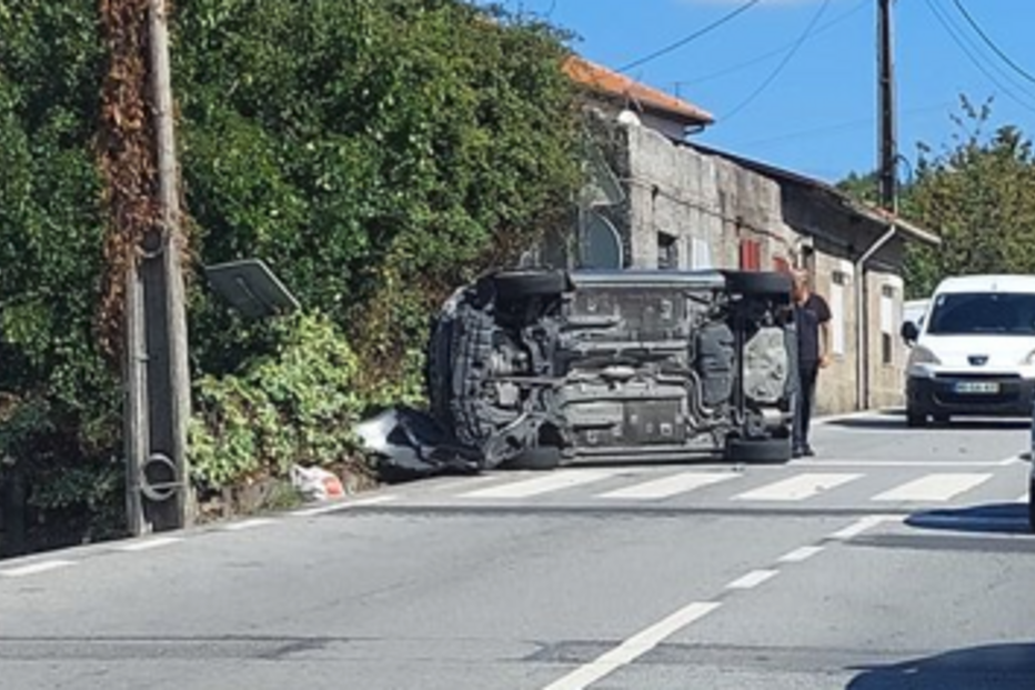 Capotamento faz um ferido ligeiro e complica o trânsito em Guimarães