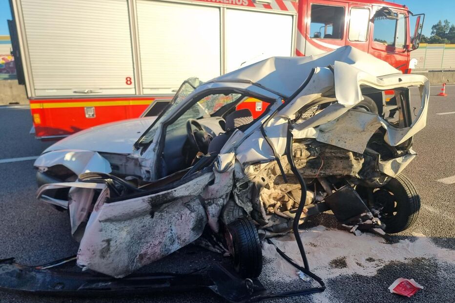 Dois mortos e um ferido grave em acidente entre dois carros na A1 em Gaia