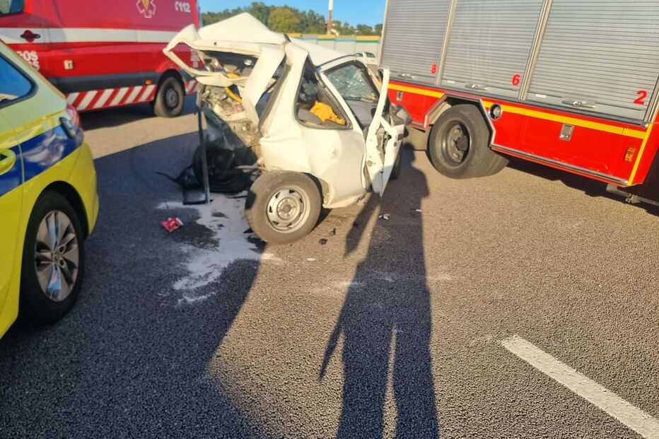 Dois mortos e um ferido grave em acidente entre dois carros na A1 em Gaia