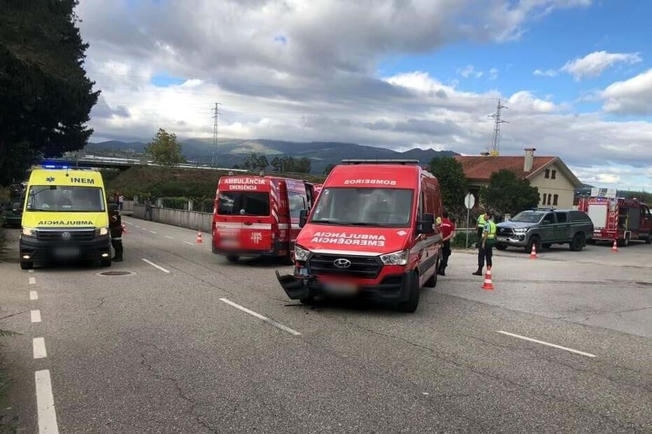 Dois feridos em acidente entre carro e ambulância