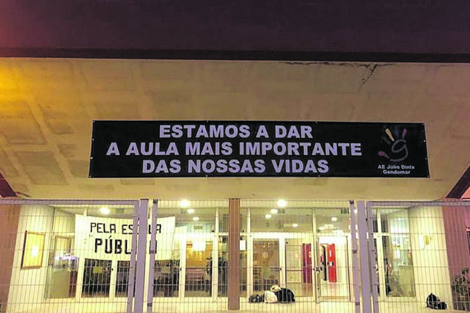 Tarja à porta da escola