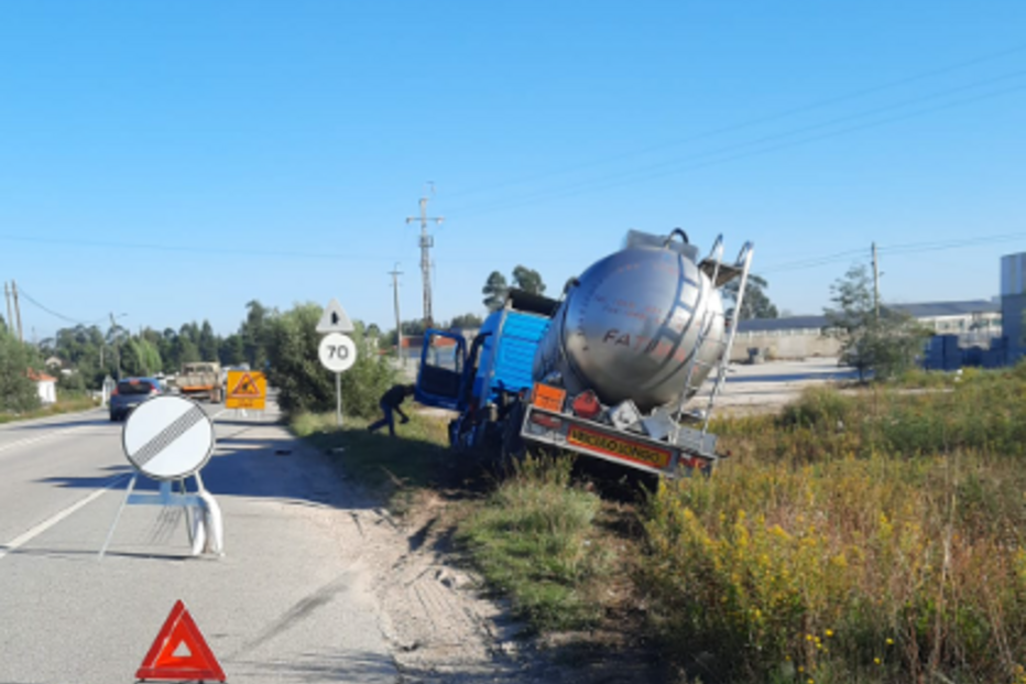 Camião de matérias perigosas despista-se no IC2 na Mealhada