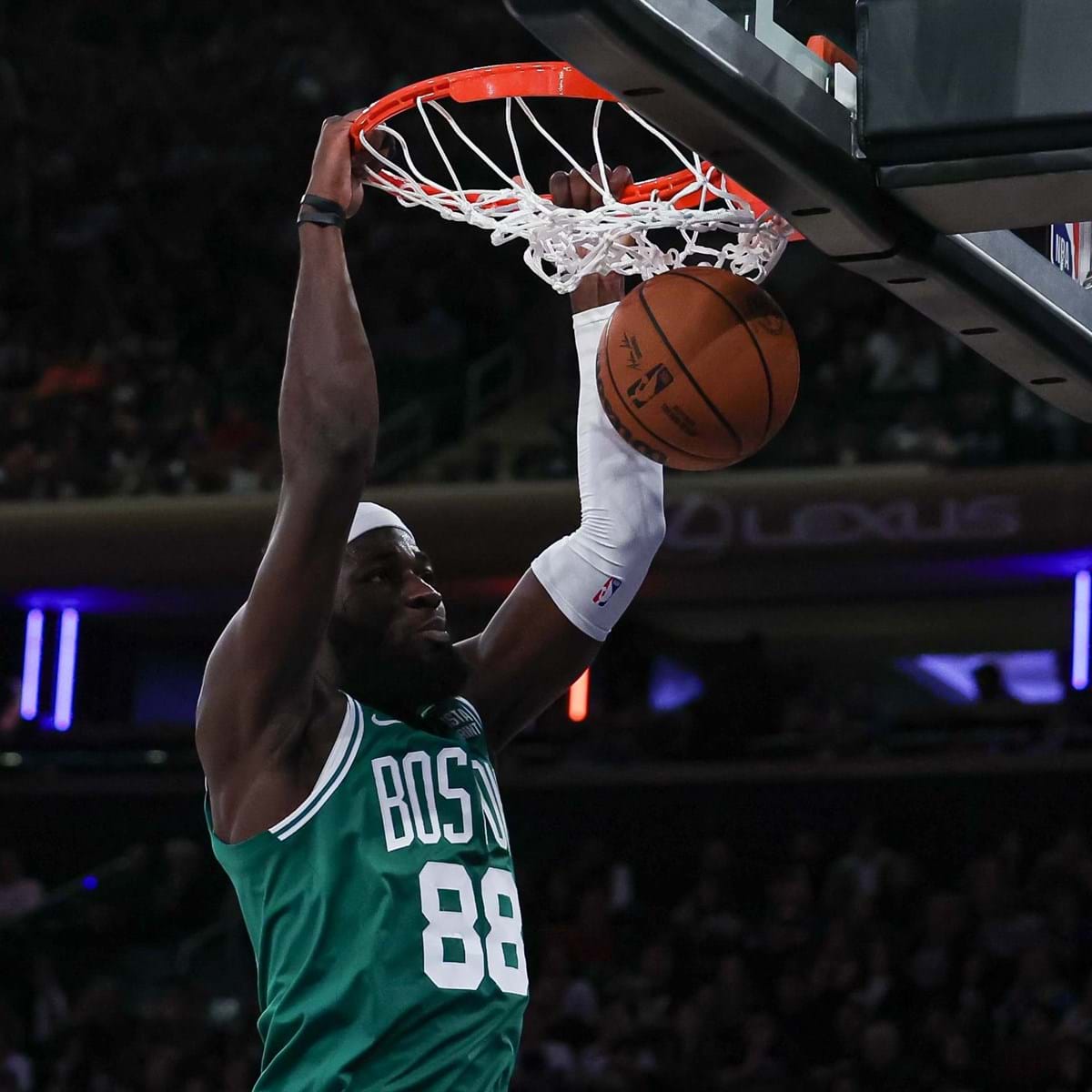 Jogador do Boston Celtics assina contrato mais valioso da história da NBA >  No Ataque