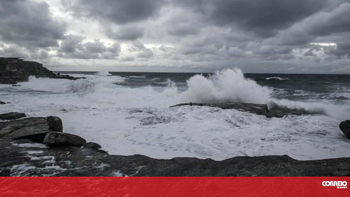 Sete distritos sob aviso vermelho devido à agitação marítima