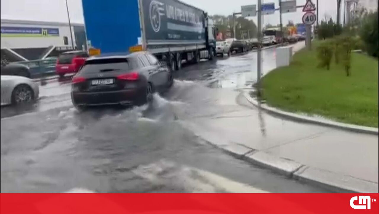 Imagens mostram carros a circular em estradas alagadas no Porto  - Vídeos - Correio da Manhã