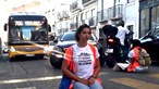Puxões de cabelos e empurrões: Ativistas que bloquearam rua de São Bento agredidas por condutor de camião