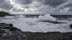 Autoridade Marítima e Marinha alertam para ventos fortes e ondas que podem chegar aos 13 metros
