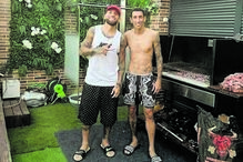 Jogadores do Benfica entre churrasco e praia