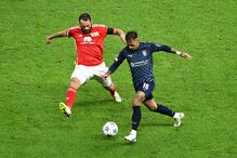 Rodrigo Zalazar, do Sp. Braga, tenta passar por Lucas Tousart, do Union Berlim, no encontro da Liga dos Campeões