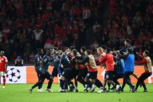 Todos os jogadores do banco do Sp. Braga invadiram o recinto de jogo para comemorar a vitória na Champions em Berlim