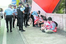 Condutores ficaram bloqueados devido ao protesto que cortou uma das principais vias de acesso à capital. Manifestantes detidos