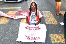 Ativistas bloqueiam rua de São Bento em Lisboa. Há três detidos 