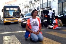 Ativistas bloqueiam rua de São Bento em Lisboa. Há três detidos 