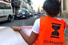 Ativistas bloqueiam rua de São Bento em Lisboa. Há três detidos 