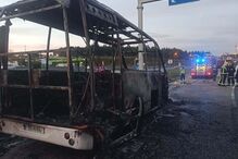 Miniautocarro consumido pelas chamas na Maia