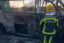 Miniautocarro consumido pelas chamas na Maia