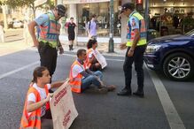 Ativistas do Climáximo cortam circulação no cruzamento entre Avenida 5 de Outubro e Avenida de Berna