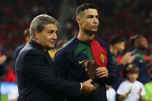 Cristiano Ronaldo recebe homenagem pela 200ª. internacionalização, das mãos de Fernando Gomes