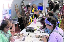 O Espaço T conta com variadas atividades artísticas, entre elas a pintura 