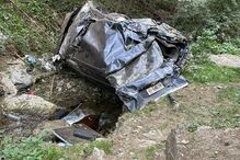 Carro caiu de ravina