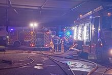 Incêndio destrói oficina e nove carros em Sintra