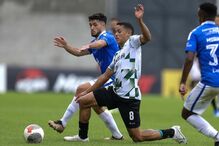 Jogador do Paredes, Diogo Silva, luta pela bola com o jogador do Moreirense, Wallissom Maximo, durante o jogo da 3.ª eliminatória da Taça de Portugal