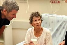 Yocheved Lifshitz, de 85 anos, reencontrou-se com a família no hospital