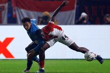 Pepê, do FC Porto disputa bola com Coulibaly, do Antuérpia, no encontro da Liga dos Campeões