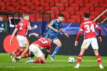 Taremi, do FC Porto, rodeado por vários jogadores do Antuérpia, no terceiro jogo da Liga dos Campeões