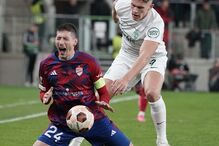 Gyokeres viu vermelho neste lance do jogo na Polónia, para a Liga Europa