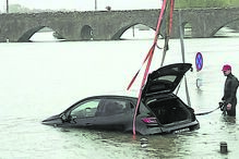 Carro submerso em Ponte de Lima