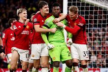 Garnacho (à esquerda) celebra defesa de Onana (ao centro)