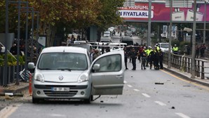 Bombista suicida explode junto ao Ministério do Interior turco. Dois polícias feridos