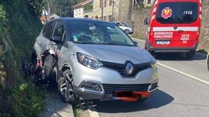 Três feridos numa colisão entre carro e mota em Famalicão