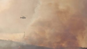 Mais de 160 operacionais e quatro meios aéreos combatem chamas em Aljezur