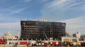 Incêndio de grandes dimensões causa 25 feridos em esquadra policial no Egito