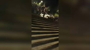 Carro despista-se e desce Escadas Monumentais da Universidade de Coimbra