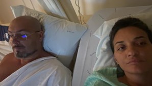 Melão e namorada mostram-se juntos na cama do hospital 