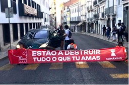 Ativistas bloqueiam rua de São Bento em Lisboa. Há três detidos 