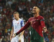 Cristiano Ronaldo brilha, e Portugal vence Eslováquia em jogo agitado