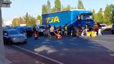 Novas imagens mostram carros parados e ativistas climáticos a ser retirados da Segunda Circular por vários condutores